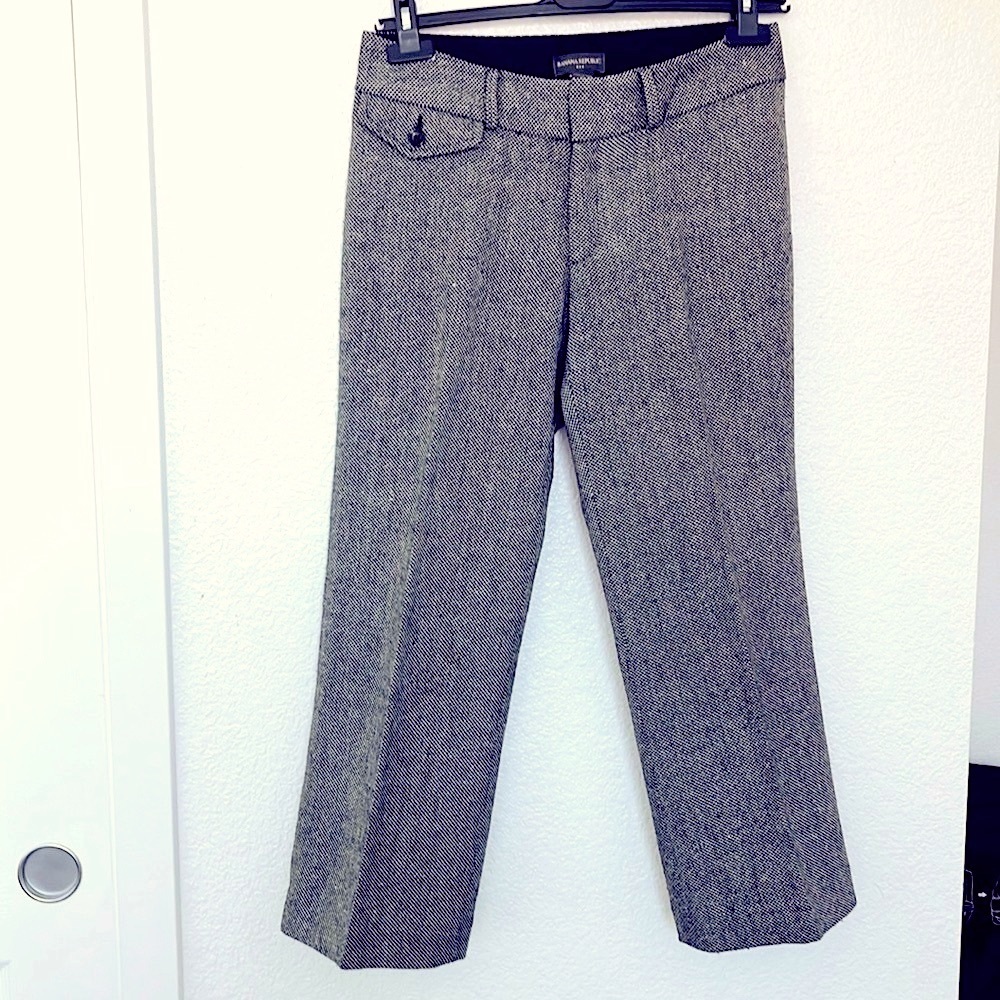 BANANA REPUBLIC Cropped Tweed Pants. Black and White. Size 2